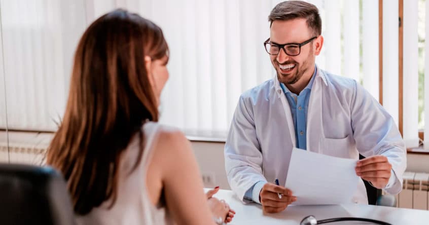 Clínica de saúde com pacientes